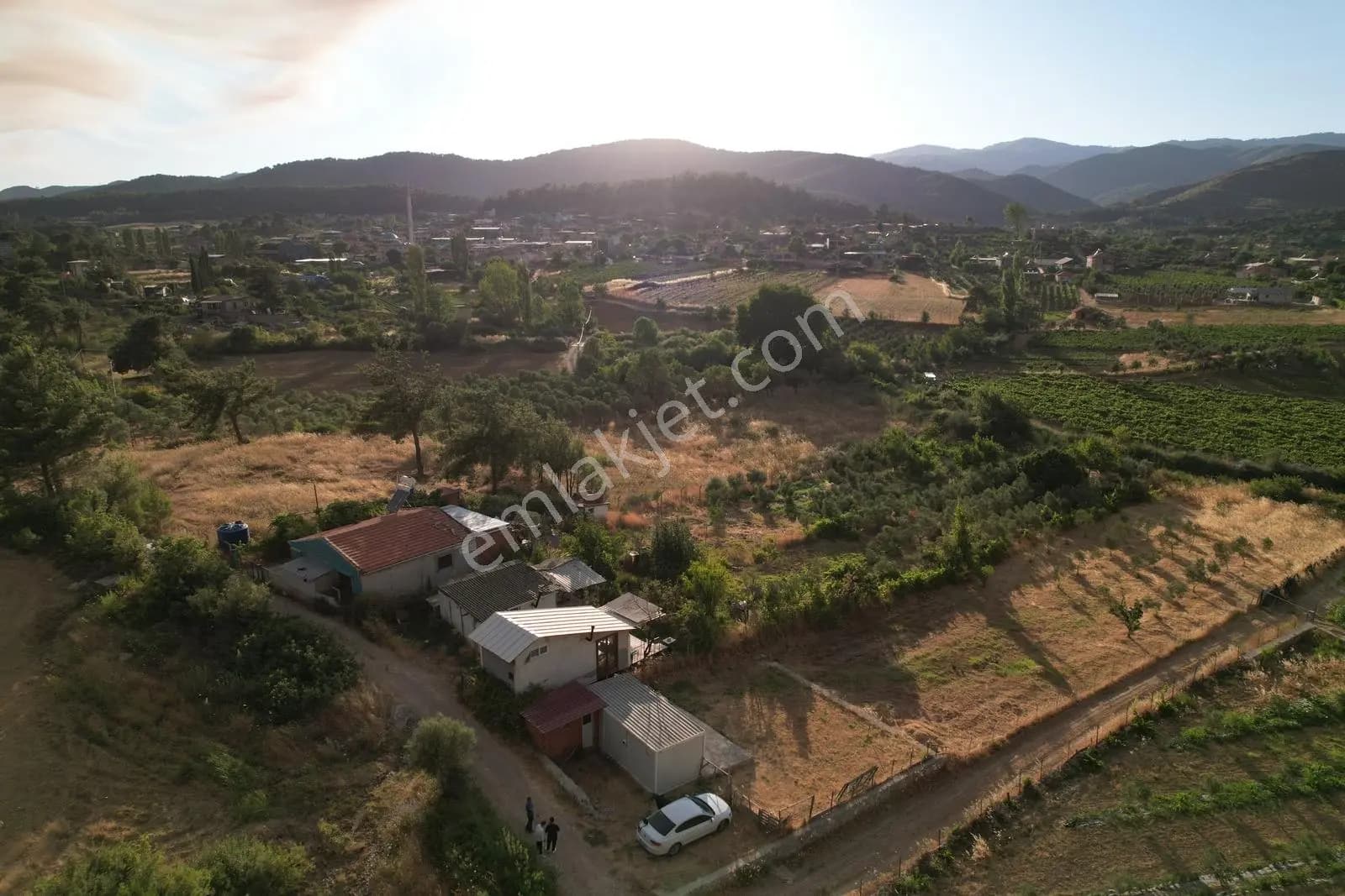 Pasifikten Menderes Yeniköyde 2 Adet Evi Olan 1457 M²arazi